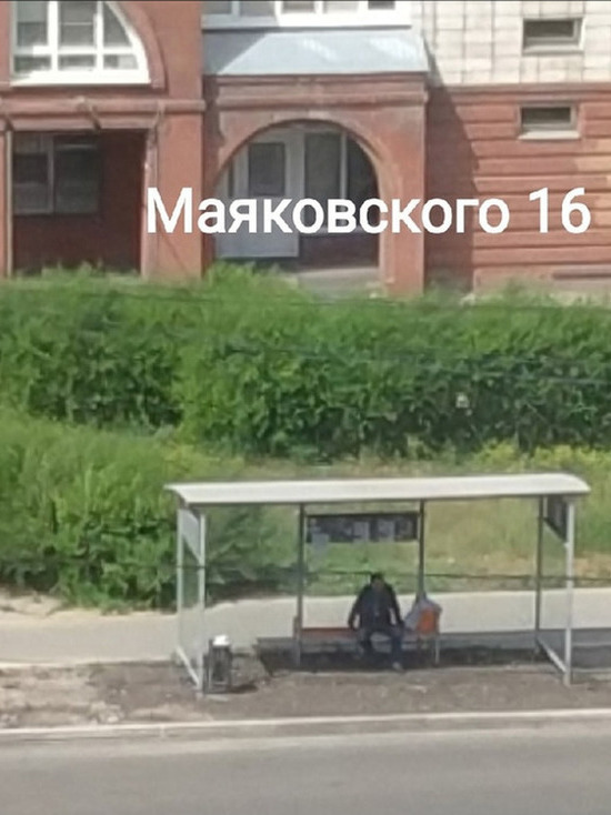 «Пришёл навеки поселиться»: автор омского паблика сообщил о живущем на автобусной остановке мужчине