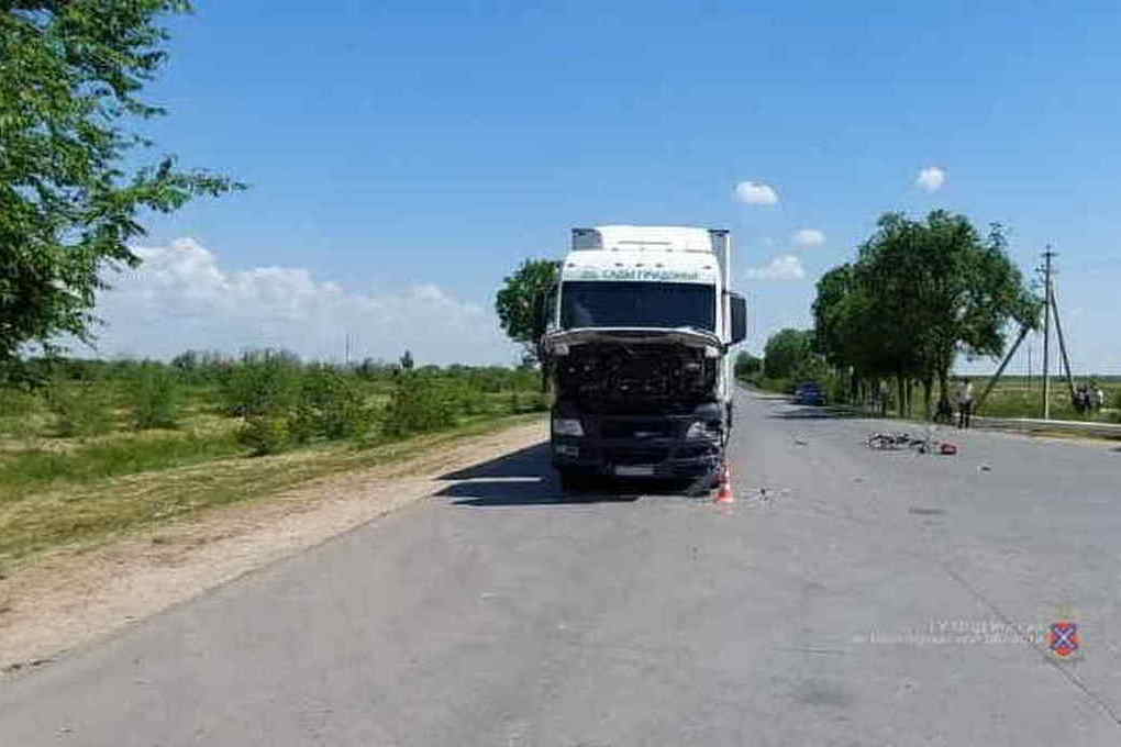 Под волгоградом. Авария в Волгограде фура возле садов Придонья. Фура на дороге. Волгоградские дороги. Авария на Волгоградской трассе.