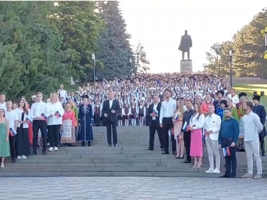 Лев Лещенко выступил с детским хором в Пятигорске
