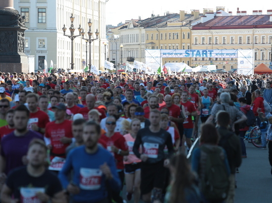 Почти 12 тысяч человек пробежали по центру Петербурга на марафоне «Белые ночи»