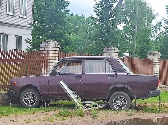 В Тверской области водитель «Жигули» снёс металлическое ограждение