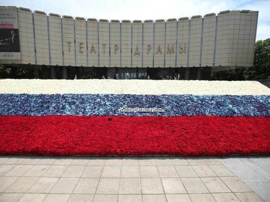Более тысячи краснодарцев приняли участие в создании рекордного флага из цветов. ФОТО