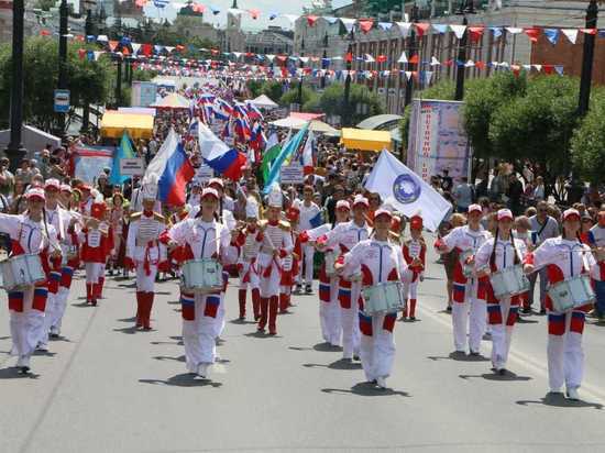 В ярком Параде национальностей в центре Омска прошло более 2000 человек