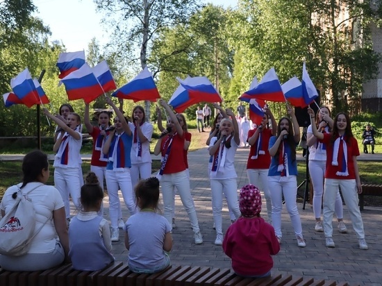 Праздник состоялся в Никольском сквере в честь Дня России.