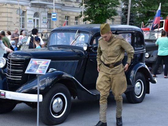 В Омске на Соборной площади проходит праздник «Россия — Донбасс»