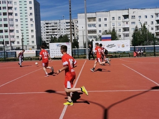 В рамках общегородского праздника на спортплощадке школы № 28 состоялся футбольный турнир.