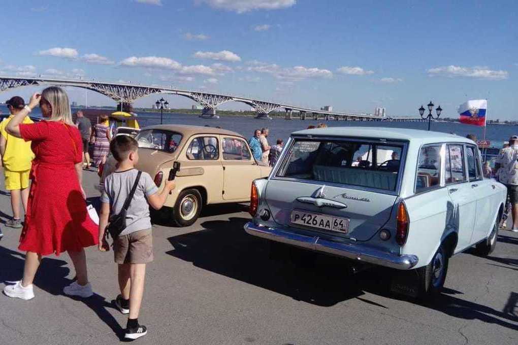 1 апреля новости авто. Десятка авто. Автомобили Космонавтов. Выставка ретро машин в Саратове. Саратовский мост через Волгу.