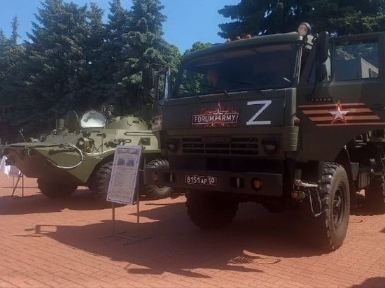 В Курске возле цирка показали боевые машины ВС России