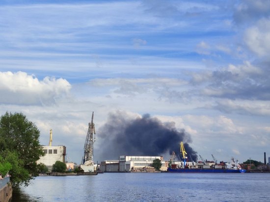 Столб дыма над «Красным треугольником» увидели даже с Васильевского острова