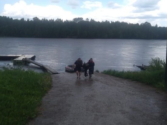 Спасатели помогли застрявшему посреди реки Свирь пловцу
