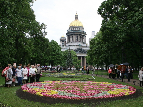 Фестиваль цветов открылся в Александровском саду в День России