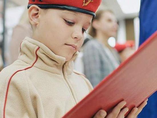 Белгородского мальчика Лешу с Днем России поздравили росгвардейцы
