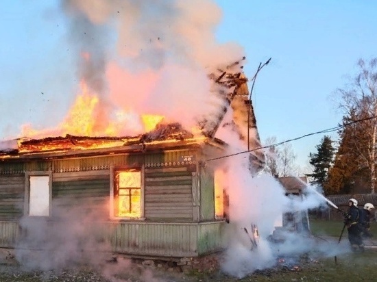 Пожарные около часа тушили полыхающее здание в поселке Дылицы