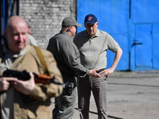 Губернатор Ленобласти осмотрел подбитый снарядами Дом культуры в Енакиево