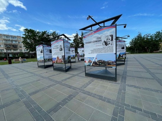 Уличная выставка «Знаменитые псковичи» открылась в Пскове