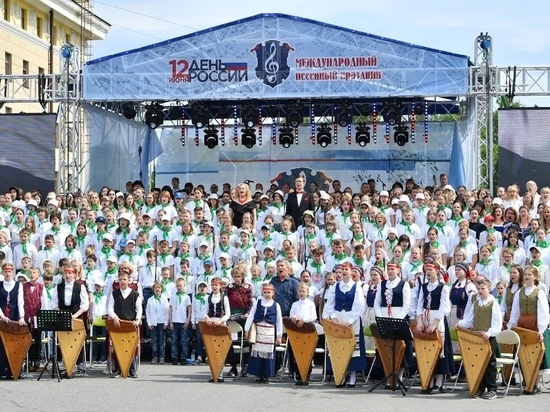 Две тысячи хористов выступили на песенном празднике в столице Карелии