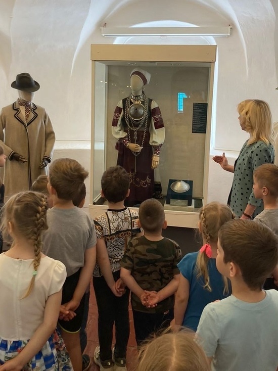 Псковский музей отправил на выставку в Старую Руссу старинные костюмы и украшения