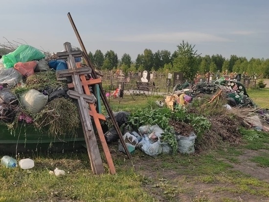 Стихийная свалка на кемеровском кладбище возмутила горожан
