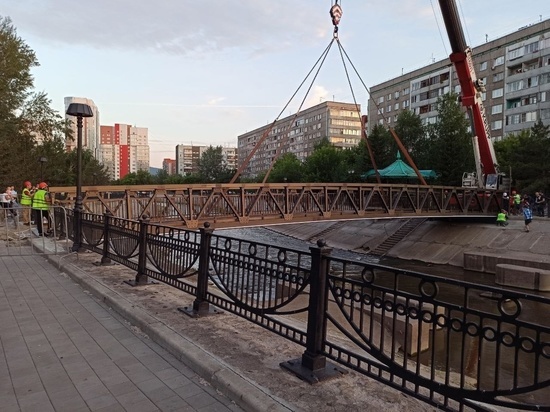 Алюминиевый мостик через Качу «перекинули» рабочие в центре Красноярска