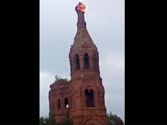 В Ульяново сгорел и рухнул от удара молнии купол храма