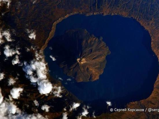 Российский космонавт сфотографировал курильские вулканы