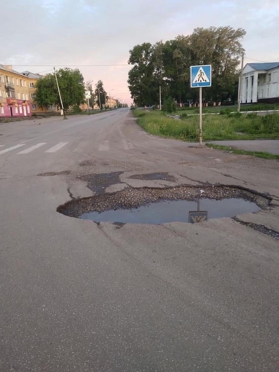 Жители кузбасского города пожаловались на яму, занимающую половину проезжей части