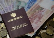 На днях Пенсионный фонд России предупредил пенсионеров о том, что с 1 июля текущего года у некоторых пожилых россиян из пенсии будут удерживать по 20% в среднем, 3 600 рублей