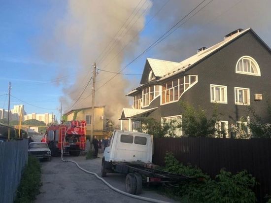 В Пензе 28 человек тушили загоревшийся двухэтажный дом