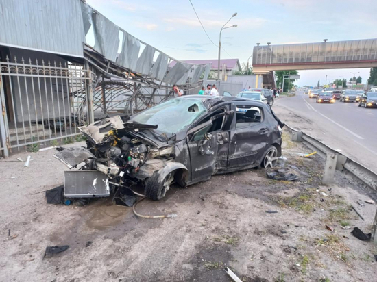 Под Воронежем водитель "Пежо" снес забор, после чего вместе с пассажиркой попал в больницу