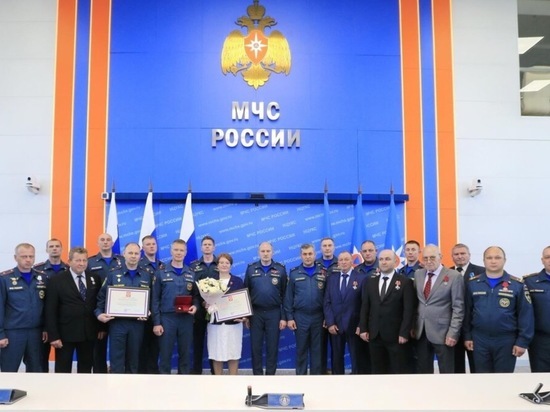 Личный состав МЧС России отметили наградами за отвагу и самоотверженность, проявленные при исполнении служебного долга