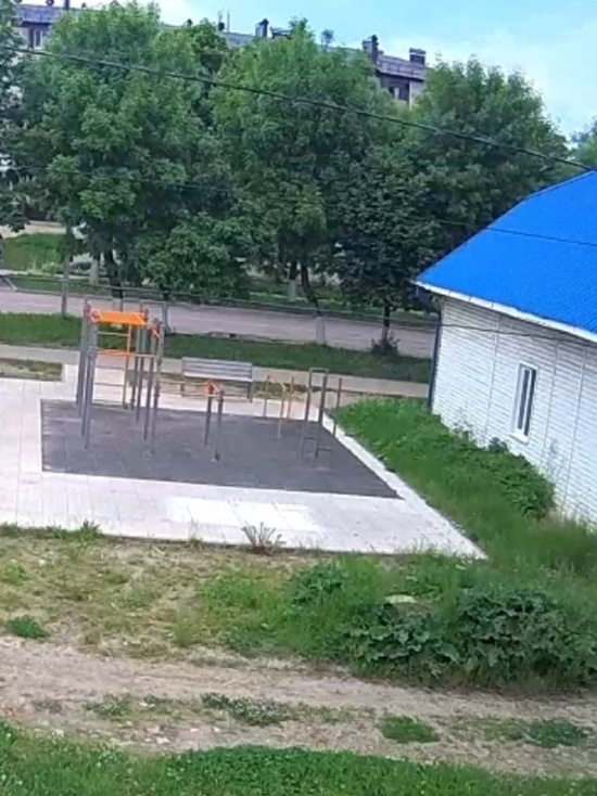 Вандалы ломают спортплощадку по частям в Тверской области