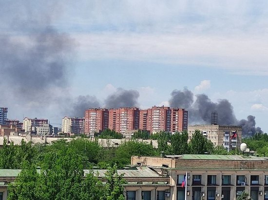 От попадания снаряда в Донецке загорелся дом