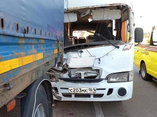 В Краснодаре столкнулись грузовик и пассажирский автобус