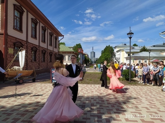  Праздничную программу показали на пешеходном проспекте в центре города