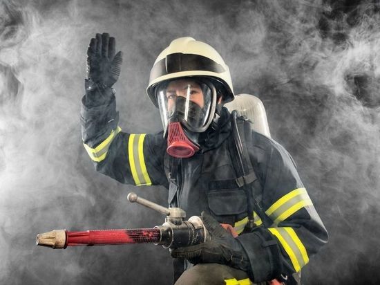 В Выборгском районе 26 пожарных тушили автосервис