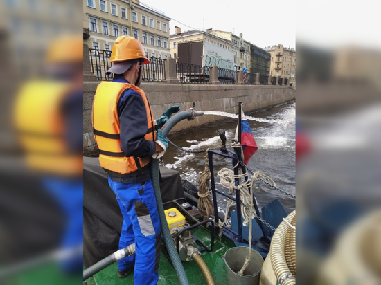 На канале Грибоедова ликвидировали разлив нефтепродуктов