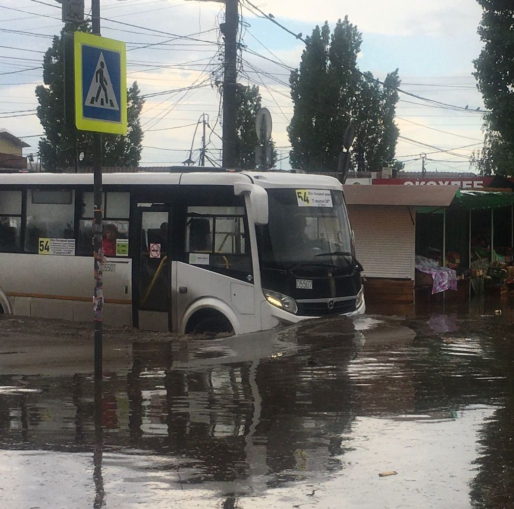 В окне автобуса поплыл. Плавающий автобус. Потоп в Воронеже. Ливень. Ливень в Воронеже.