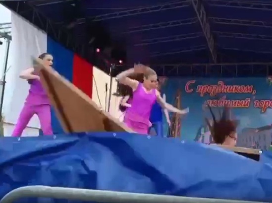 В Малоярославце на День города под танцорами рухнула сцена