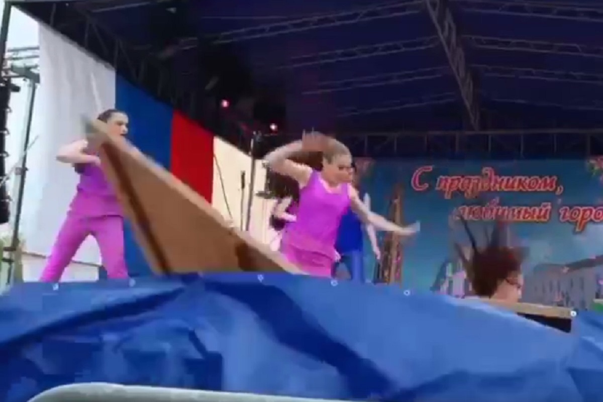 Орбакайте упала на сцене на концерте. День города сцена. Обвалилась сцена в Малоярославце. Спорт на сцене. Дети танцуют на сцене.