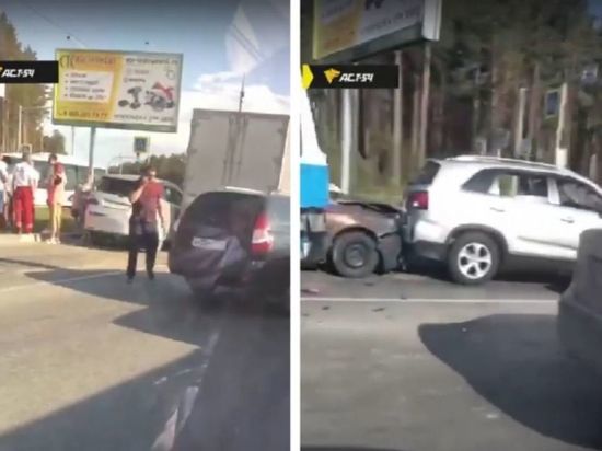 Массовая авария спровоцировала огромную пробку на въезде в Новосибирск