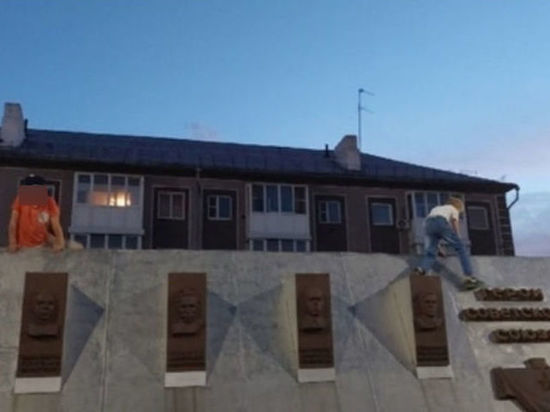Дети в Кузбассе превратили мемориальный комплекс в игровую площадку