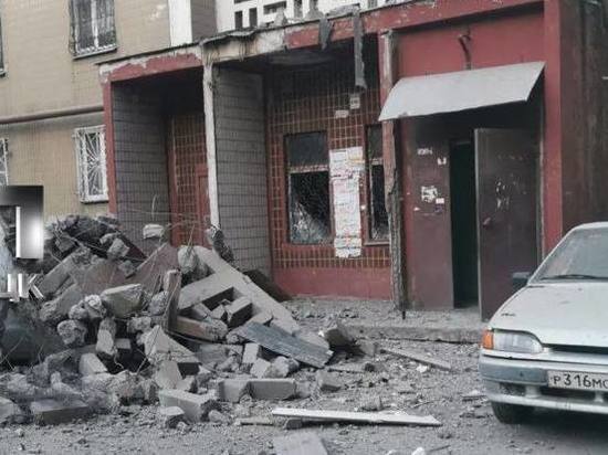 На центральной улице Донецка обрушилась часть дома