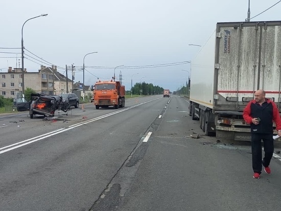 Легковушка протаранила неисправную фуру под Великим Новгородом