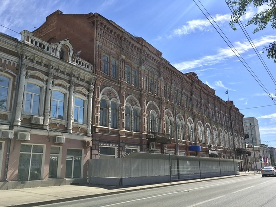 Улицу Московскую у правительства Саратовской области перегородили забором