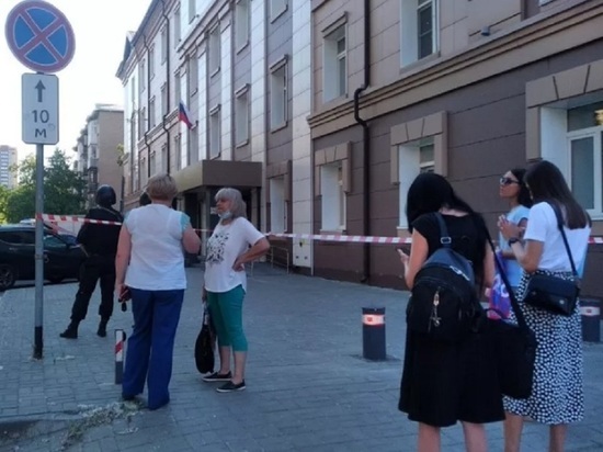 В Барнауле полицейские оцепили здание Арбитражного суда
