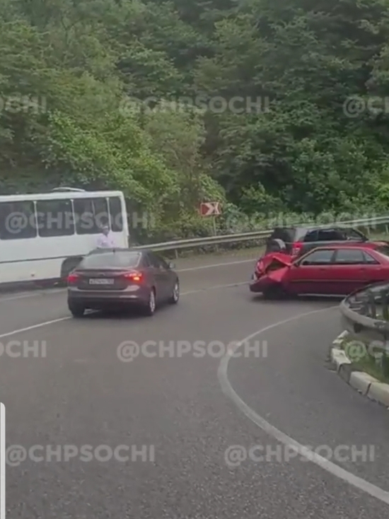 На трассе в Сочи в лобовом ДТП столкнулись легковушка и автобус