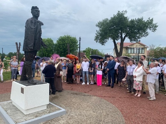 В калужском селе установили памятник писателю Николаю Любимову