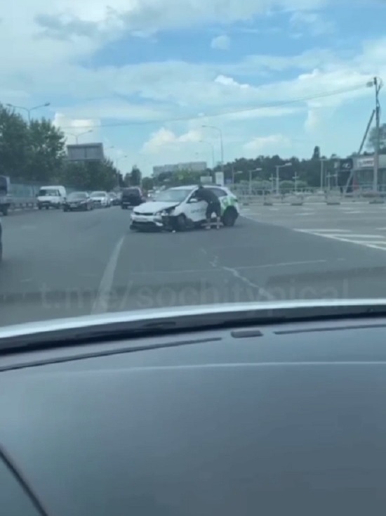 В Сочи столкнулись два легковых автомобиля