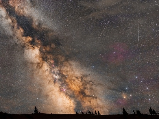 Необыкновенные снимки Млечного пути сделал новосибирский астрофотограф Поляков в степях Алтая