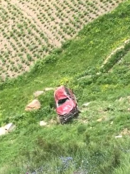 В Дагестане автомобиль с туристами упал в обрыв